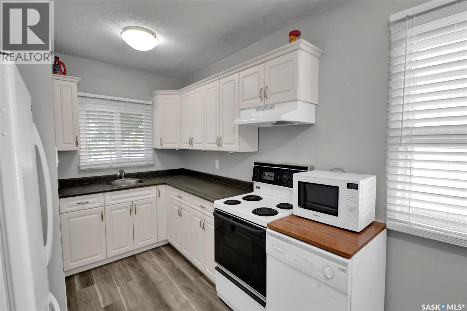 49-51 Carleton Drive, Saskatoon, SK - Indoor Photo Showing Kitchen