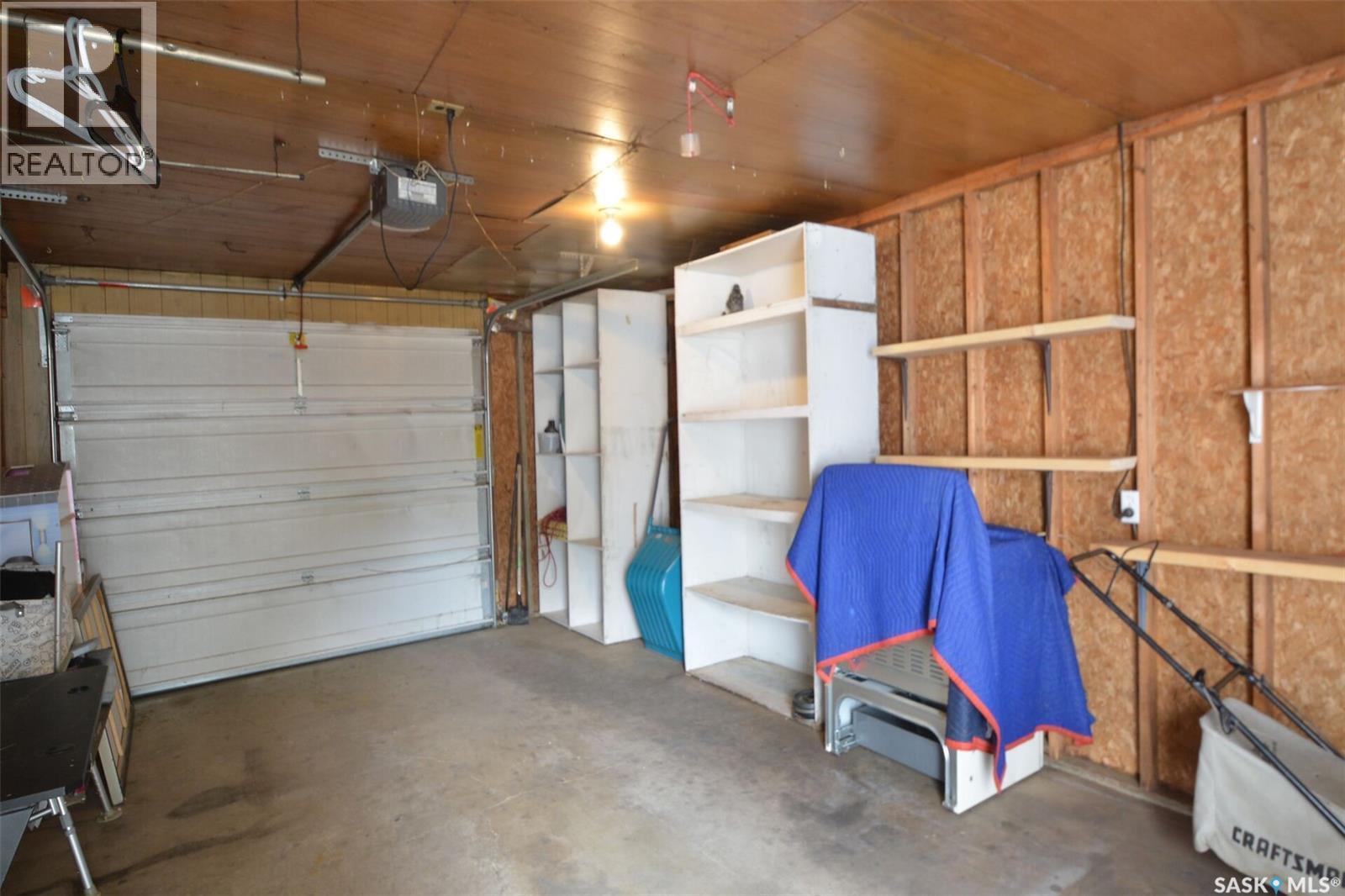 49-51 Carleton Drive, Saskatoon, SK - Indoor Photo Showing Garage
