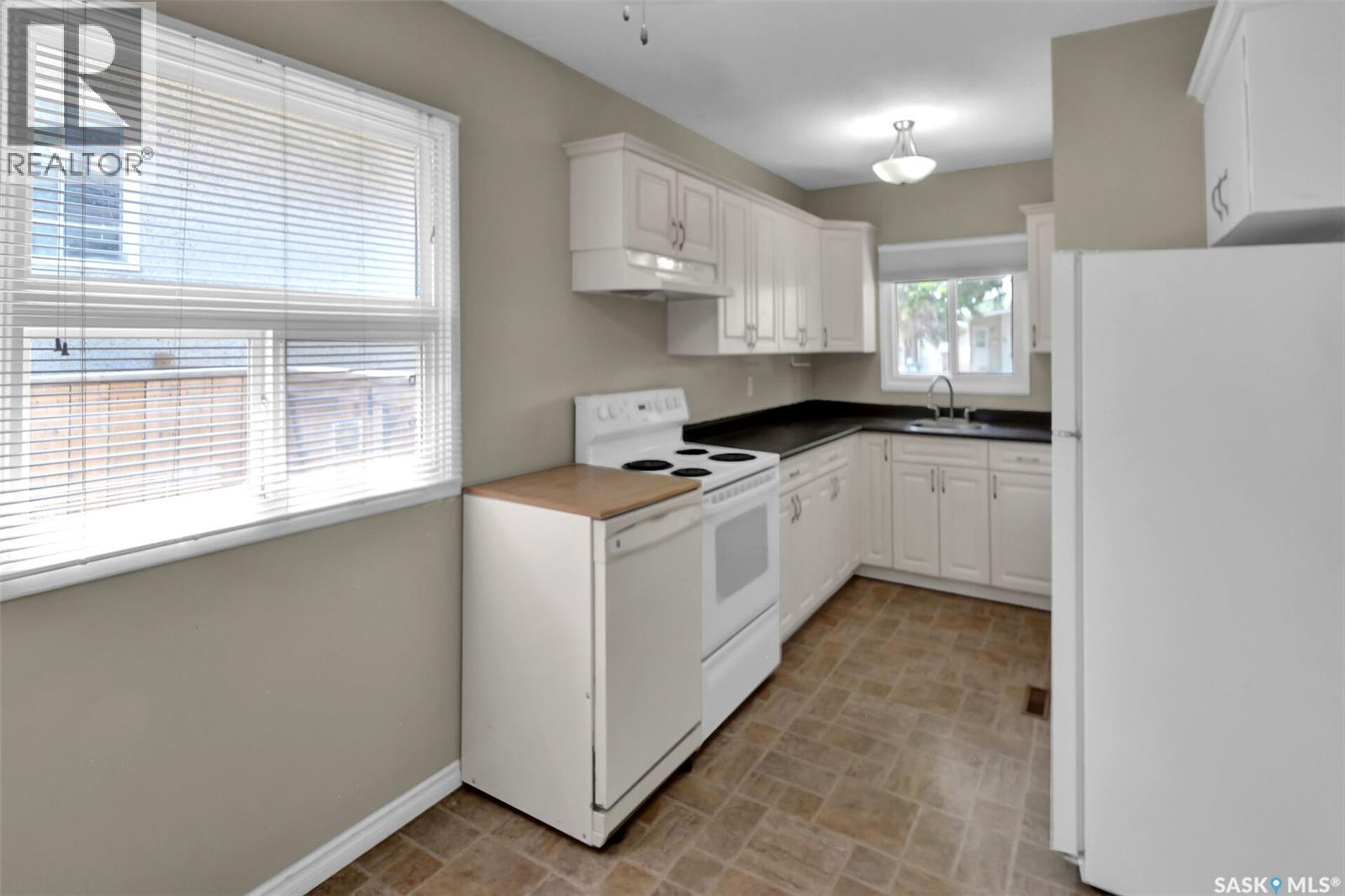 49-51 Carleton Drive, Saskatoon, SK - Indoor Photo Showing Kitchen