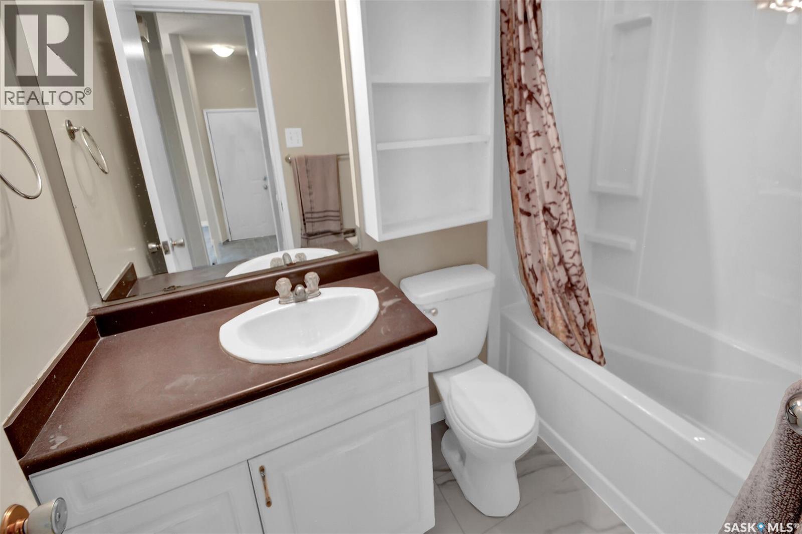 49-51 Carleton Drive, Saskatoon, SK - Indoor Photo Showing Bathroom