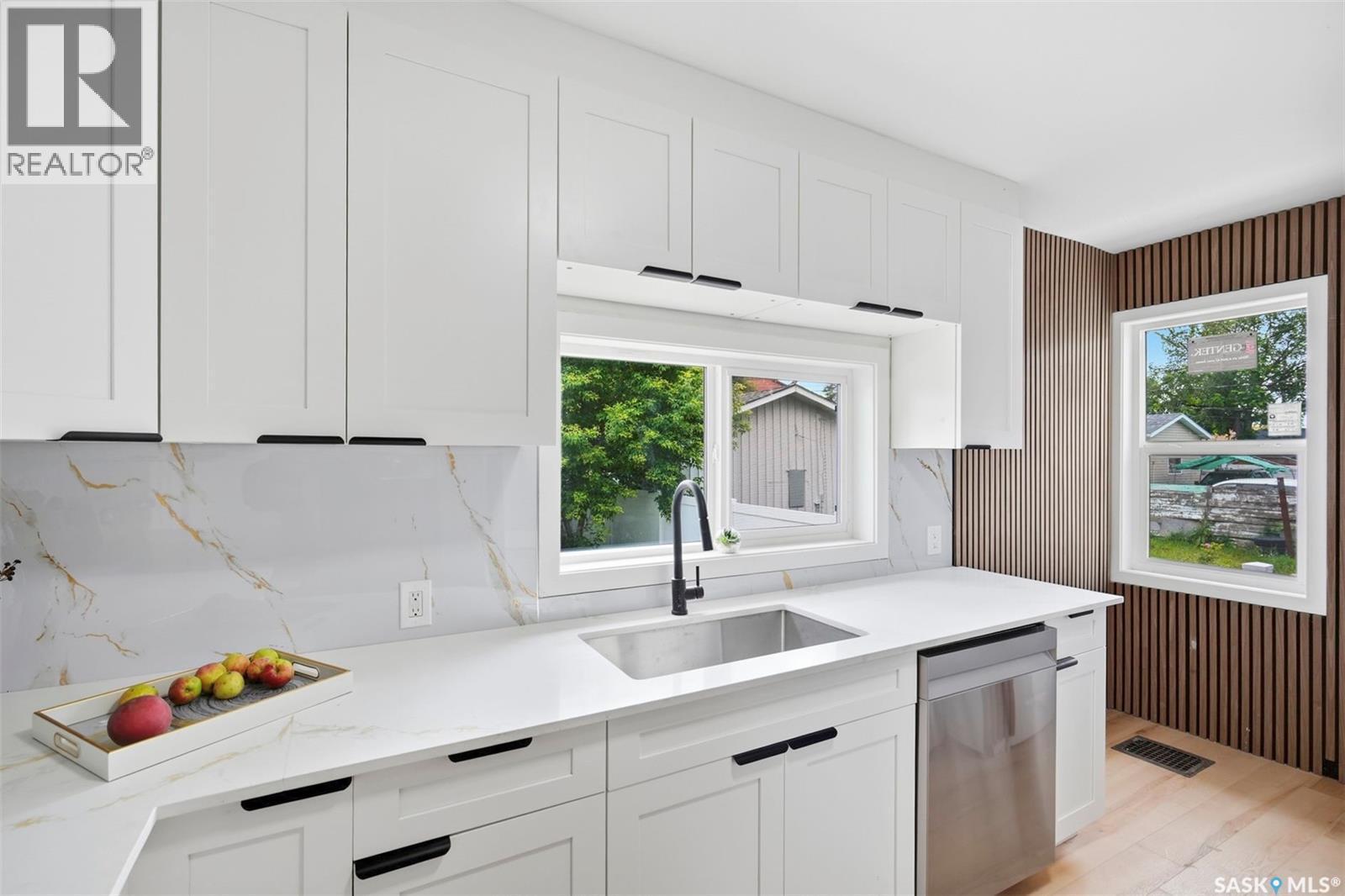 1310 B Avenue N, Saskatoon, SK - Indoor Photo Showing Kitchen