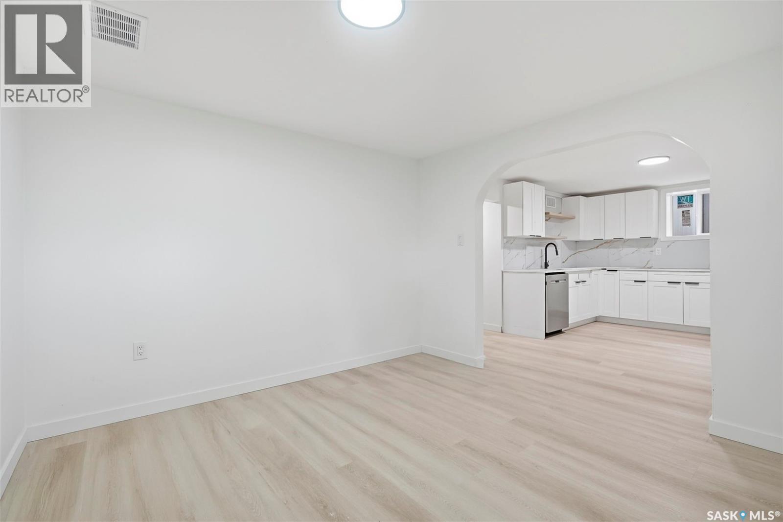 1310 B Avenue N, Saskatoon, SK - Indoor Photo Showing Kitchen