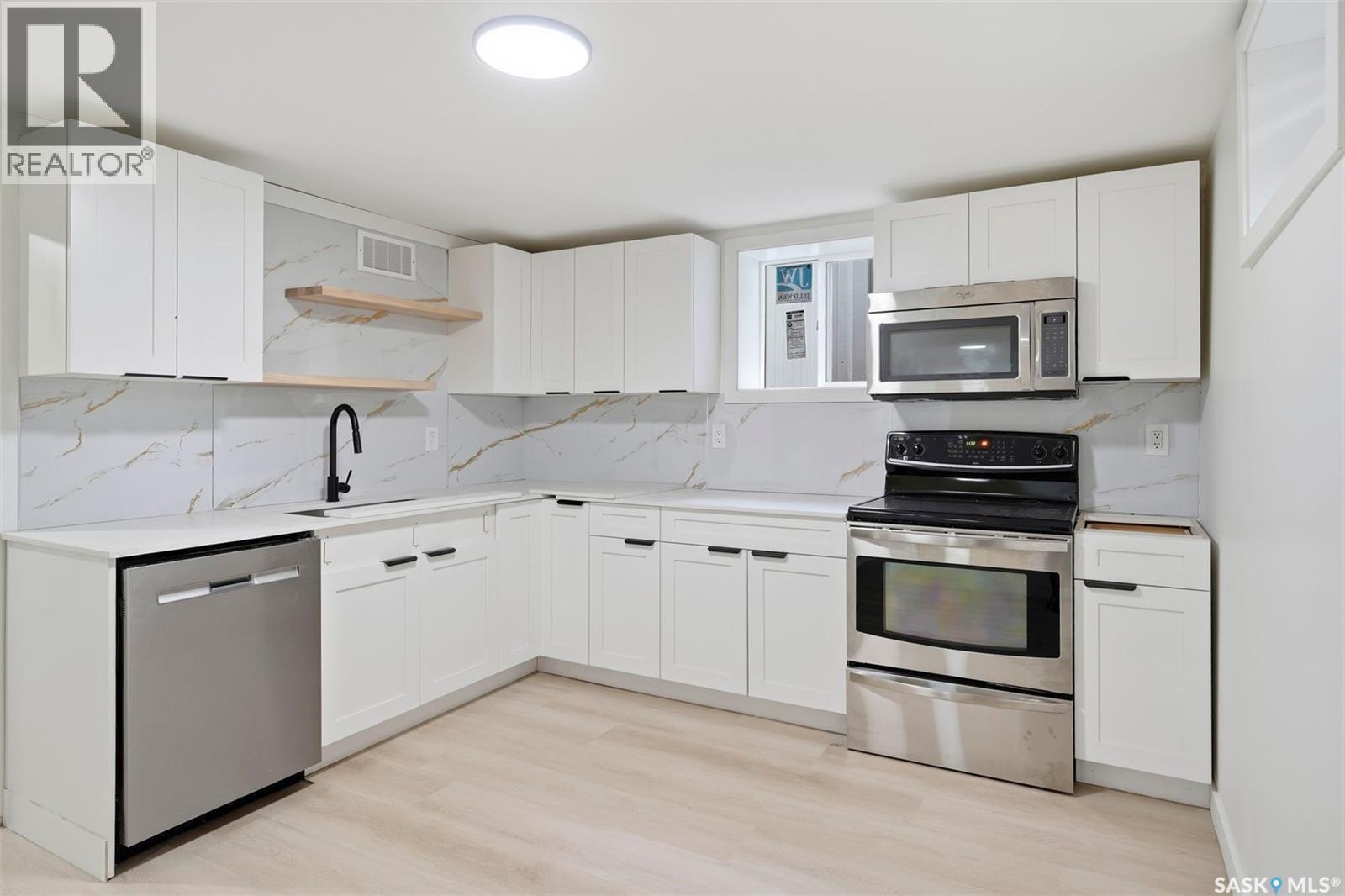1310 B Avenue N, Saskatoon, SK - Indoor Photo Showing Kitchen