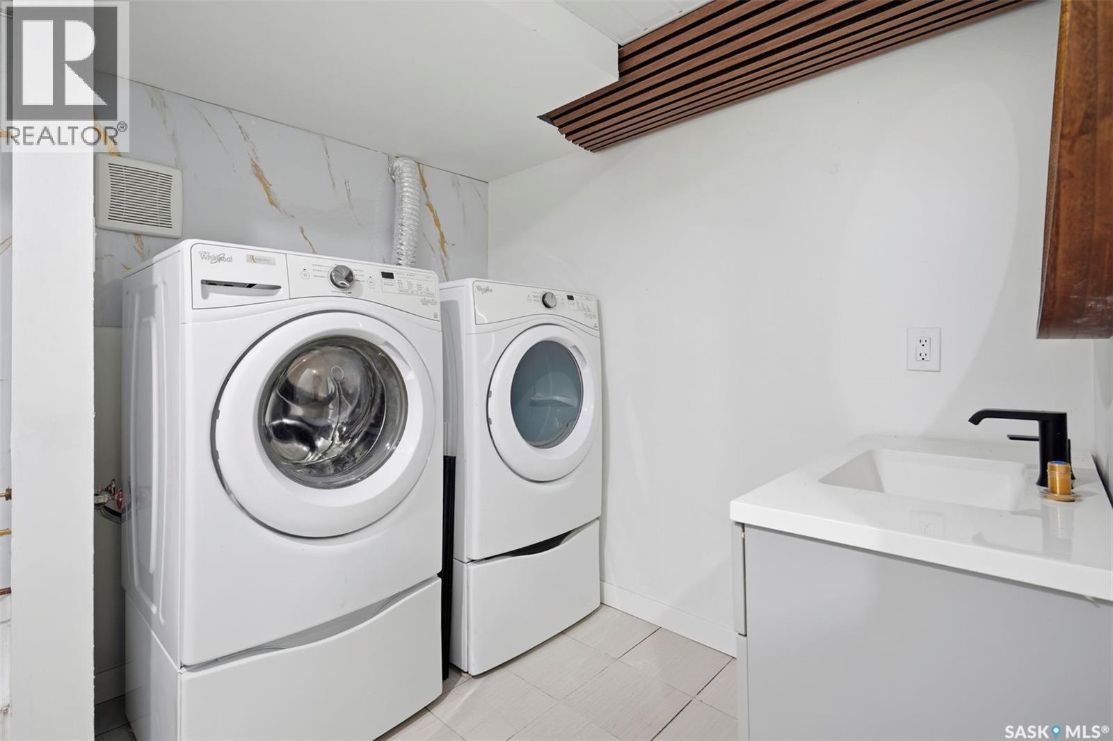 1310 B Avenue N, Saskatoon, SK - Indoor Photo Showing Laundry Room