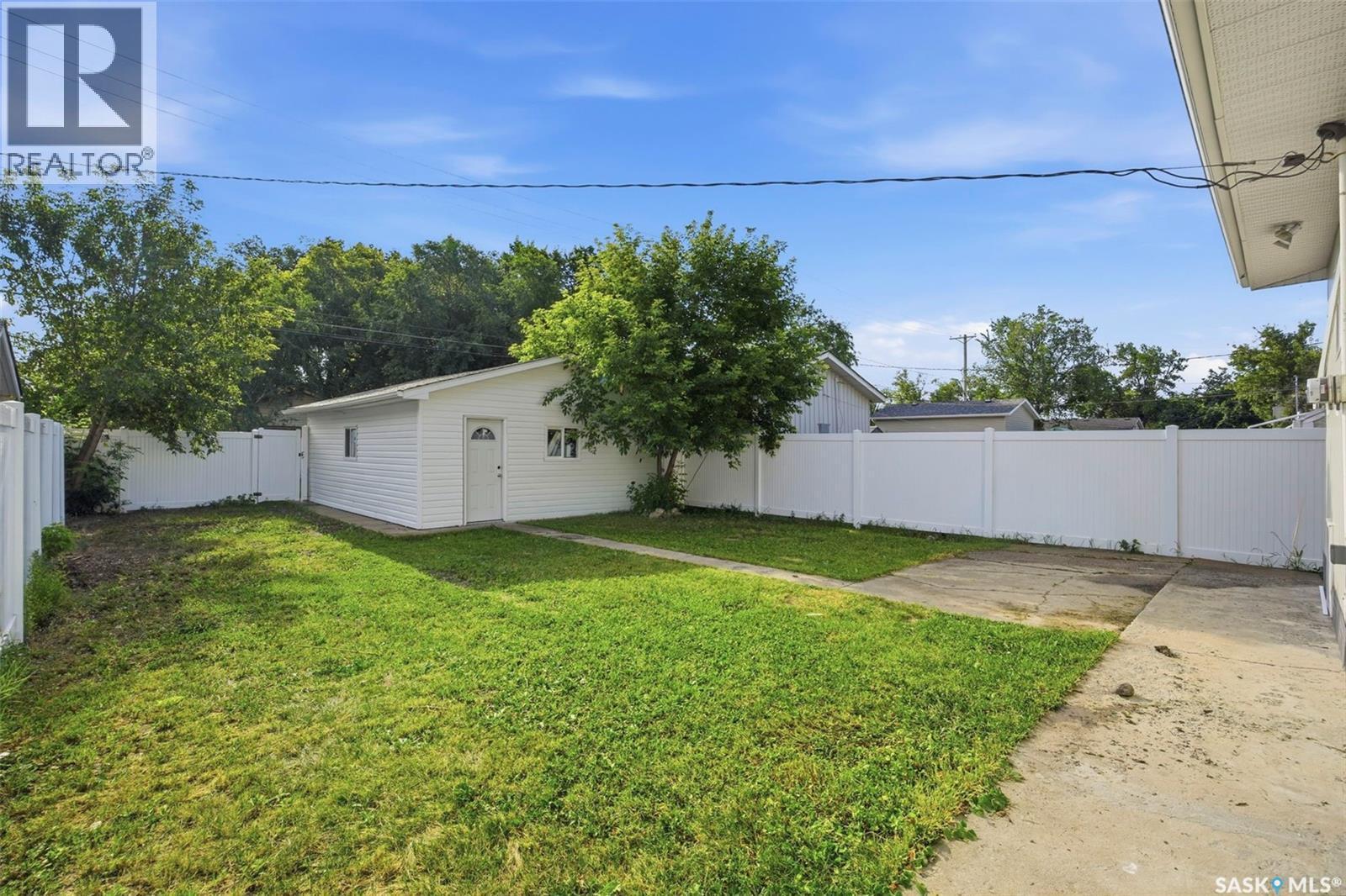1310 B Avenue N, Saskatoon, SK - Outdoor