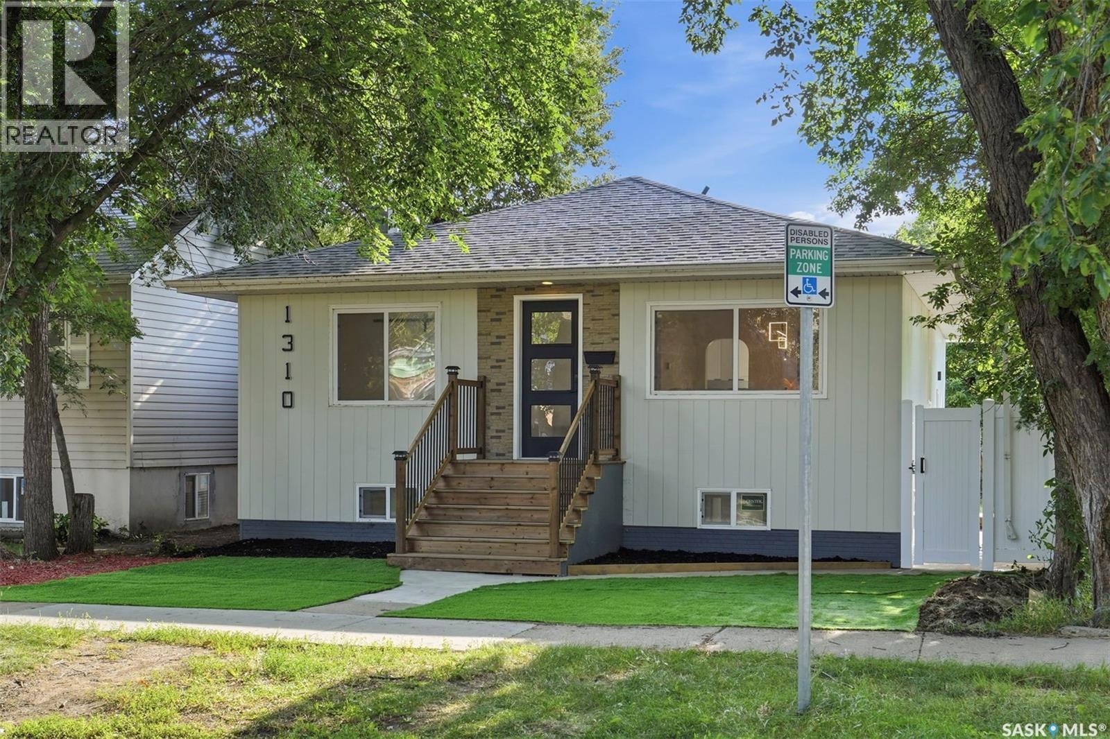 1310 B Avenue N, Saskatoon, SK - Outdoor