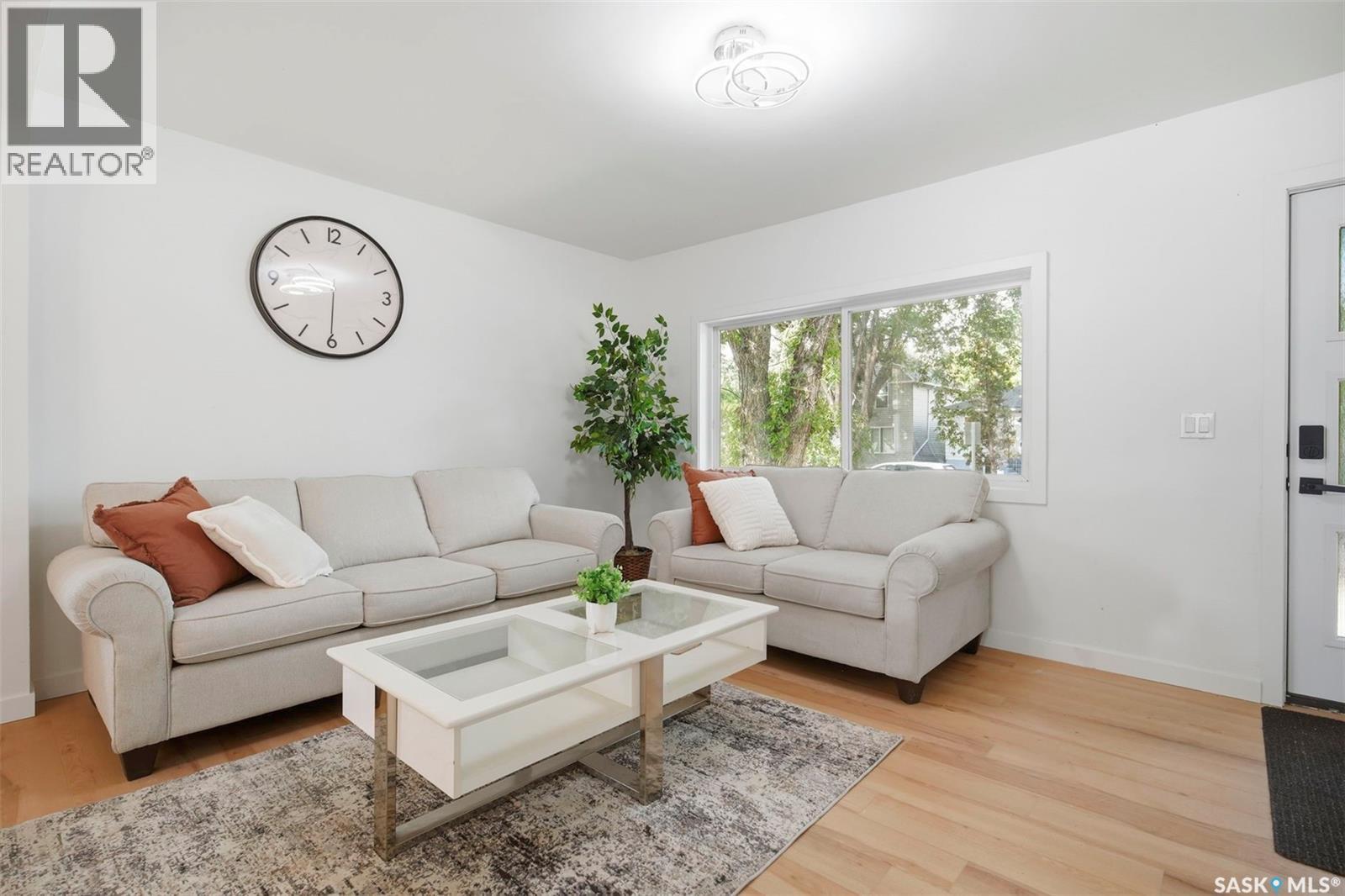1310 B Avenue N, Saskatoon, SK - Indoor Photo Showing Living Room