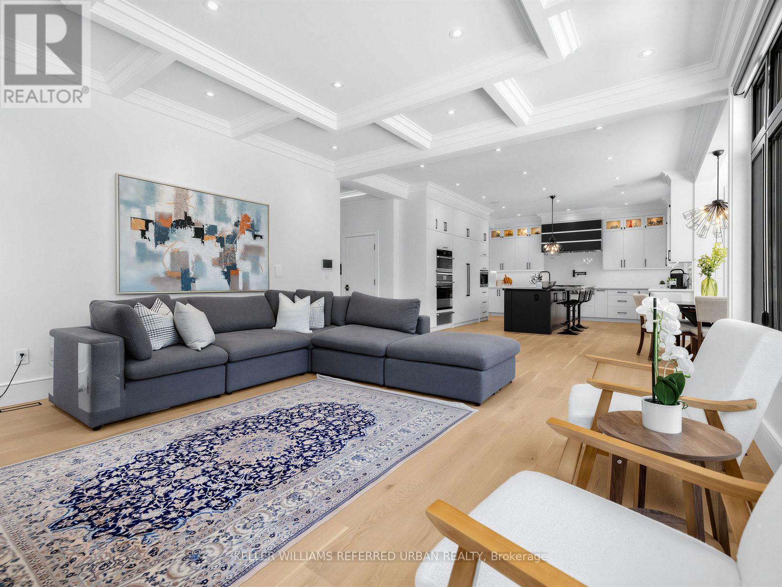 35 Lloydminster Crescent, Toronto, ON - Indoor Photo Showing Living Room