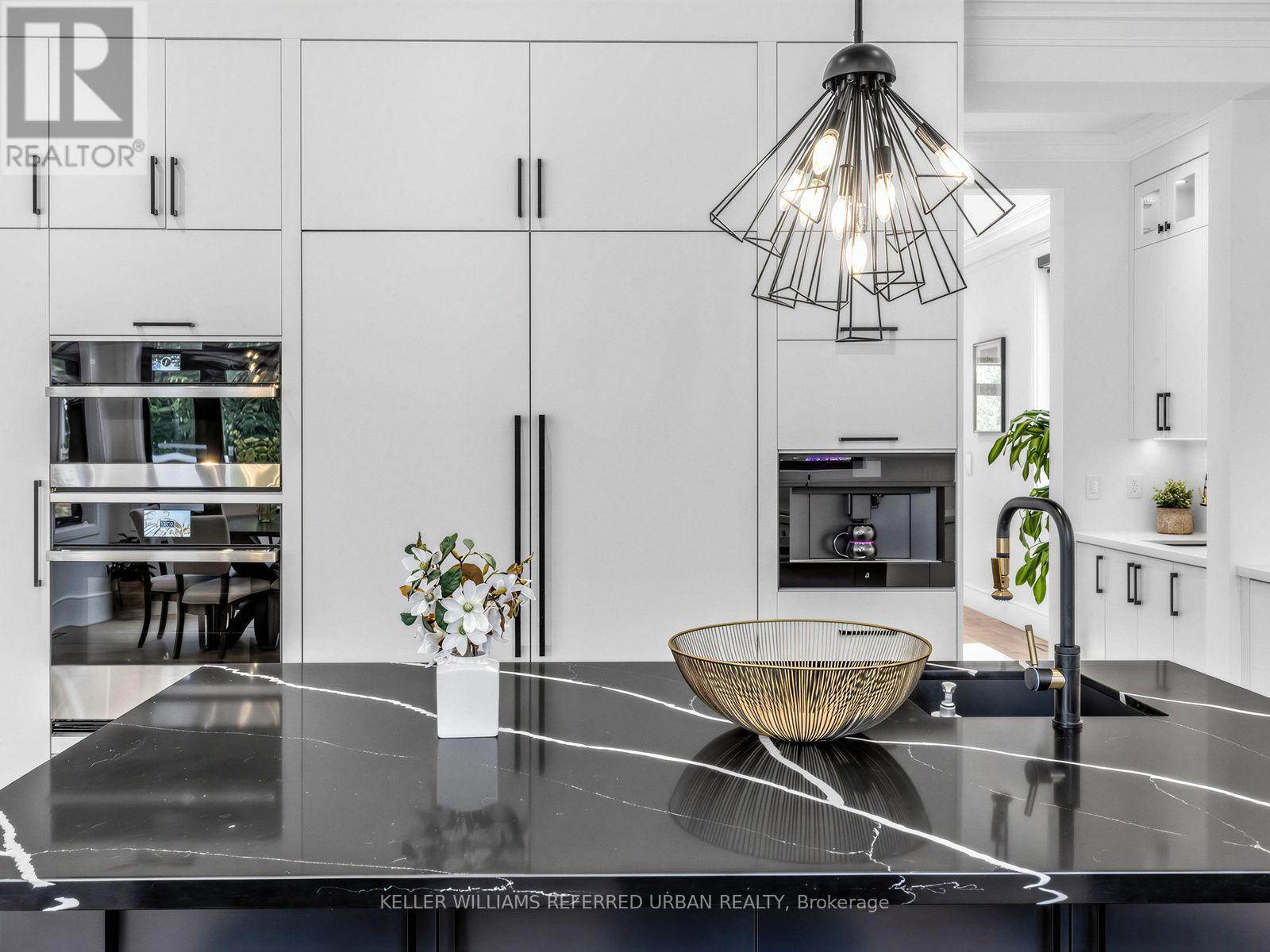 35 Lloydminster Crescent, Toronto, ON - Indoor Photo Showing Kitchen