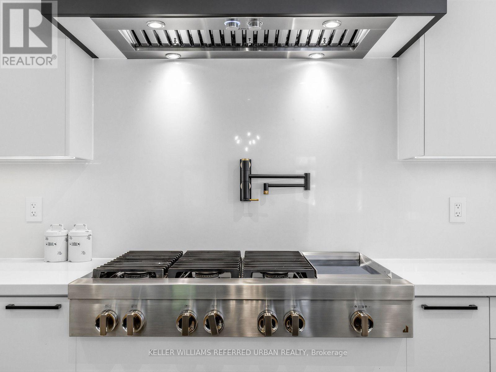 35 Lloydminster Crescent, Toronto, ON - Indoor Photo Showing Kitchen