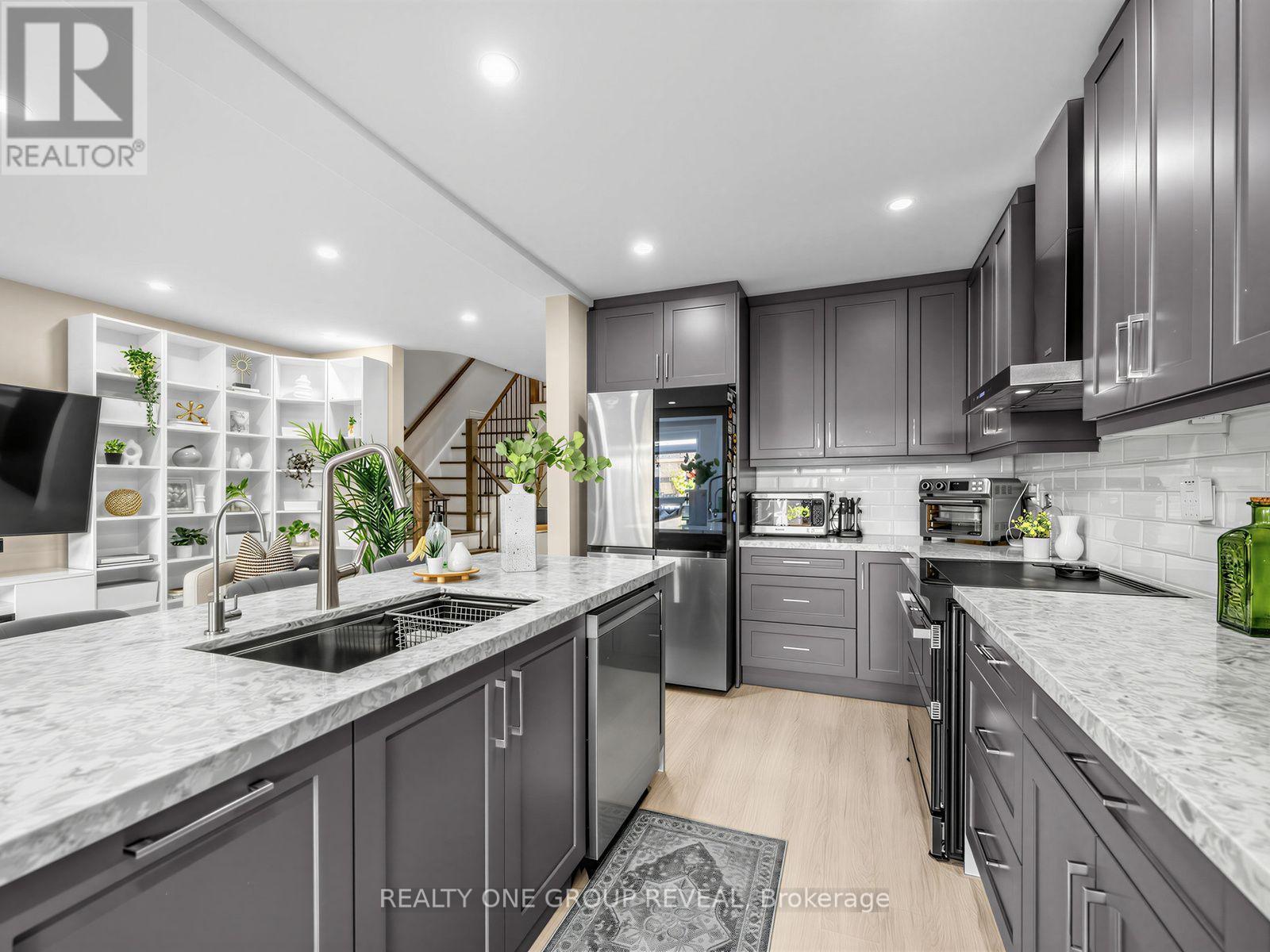 6122 Coxswain Crescent, Mississauga, ON - Indoor Photo Showing Kitchen With Upgraded Kitchen