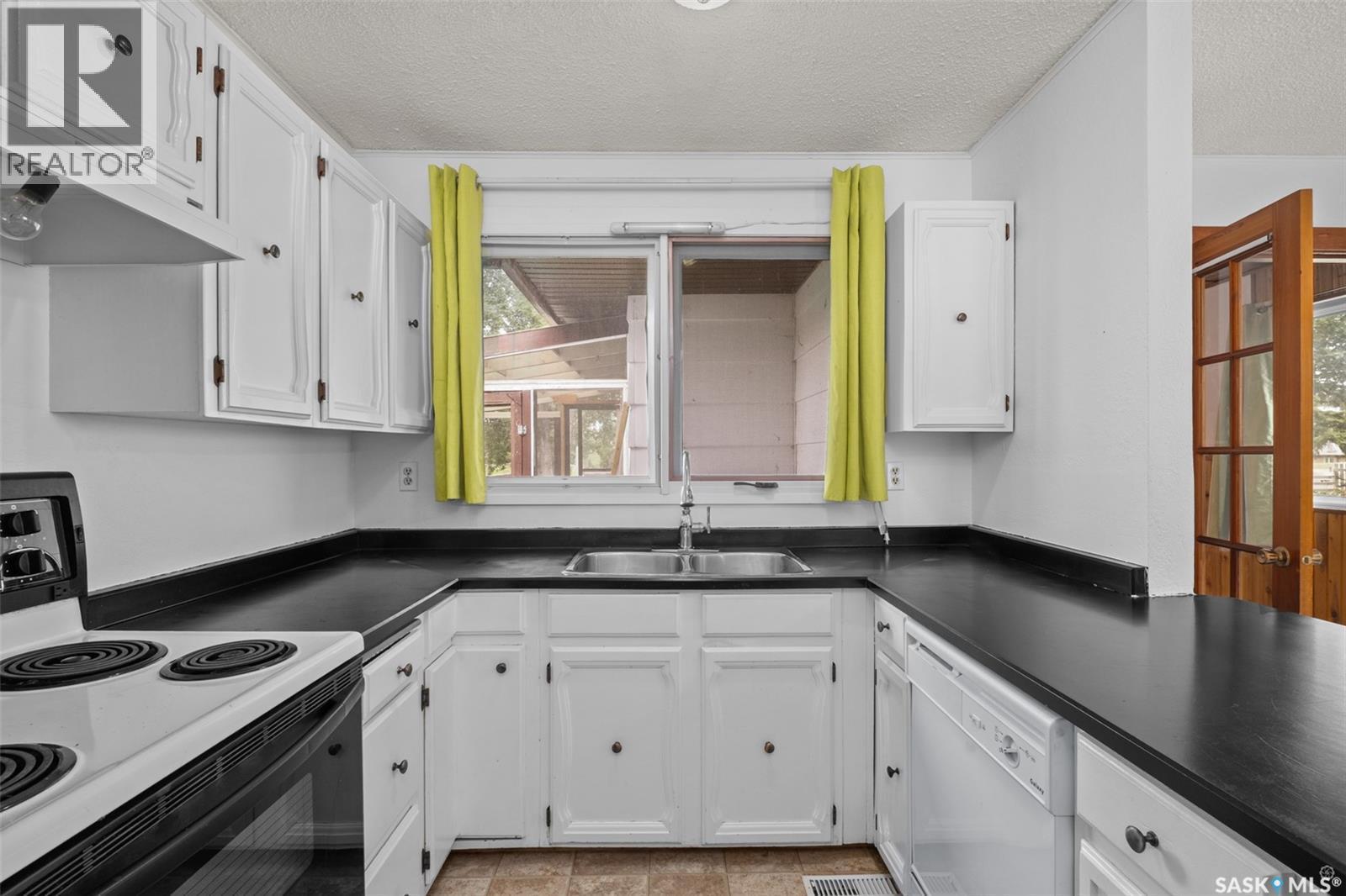 1338 Lacroix Crescent, Prince Albert, SK - Indoor Photo Showing Kitchen With Double Sink
