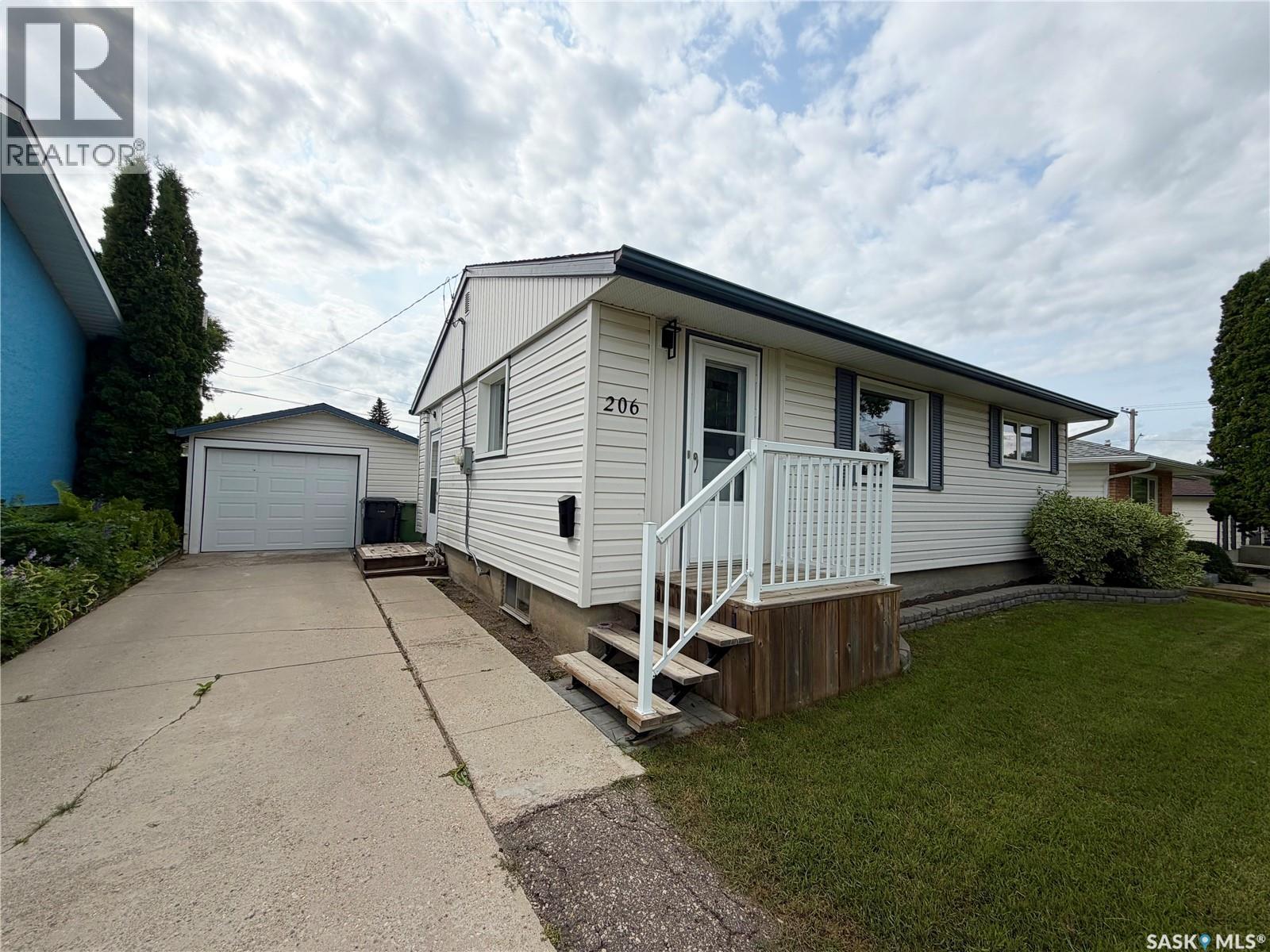 206 Third Avenue S, Yorkton, SK - Outdoor