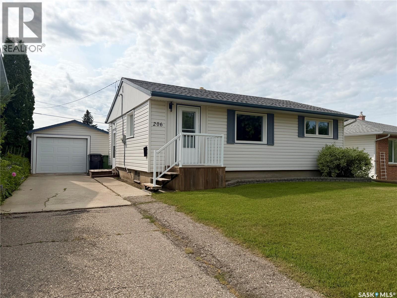 206 Third Avenue S, Yorkton, SK - Outdoor