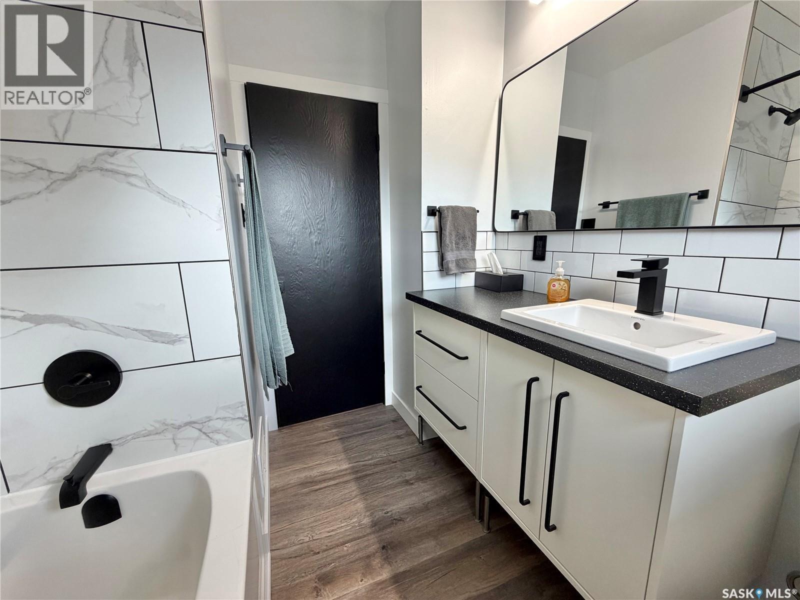 206 Third Avenue S, Yorkton, SK - Indoor Photo Showing Bathroom