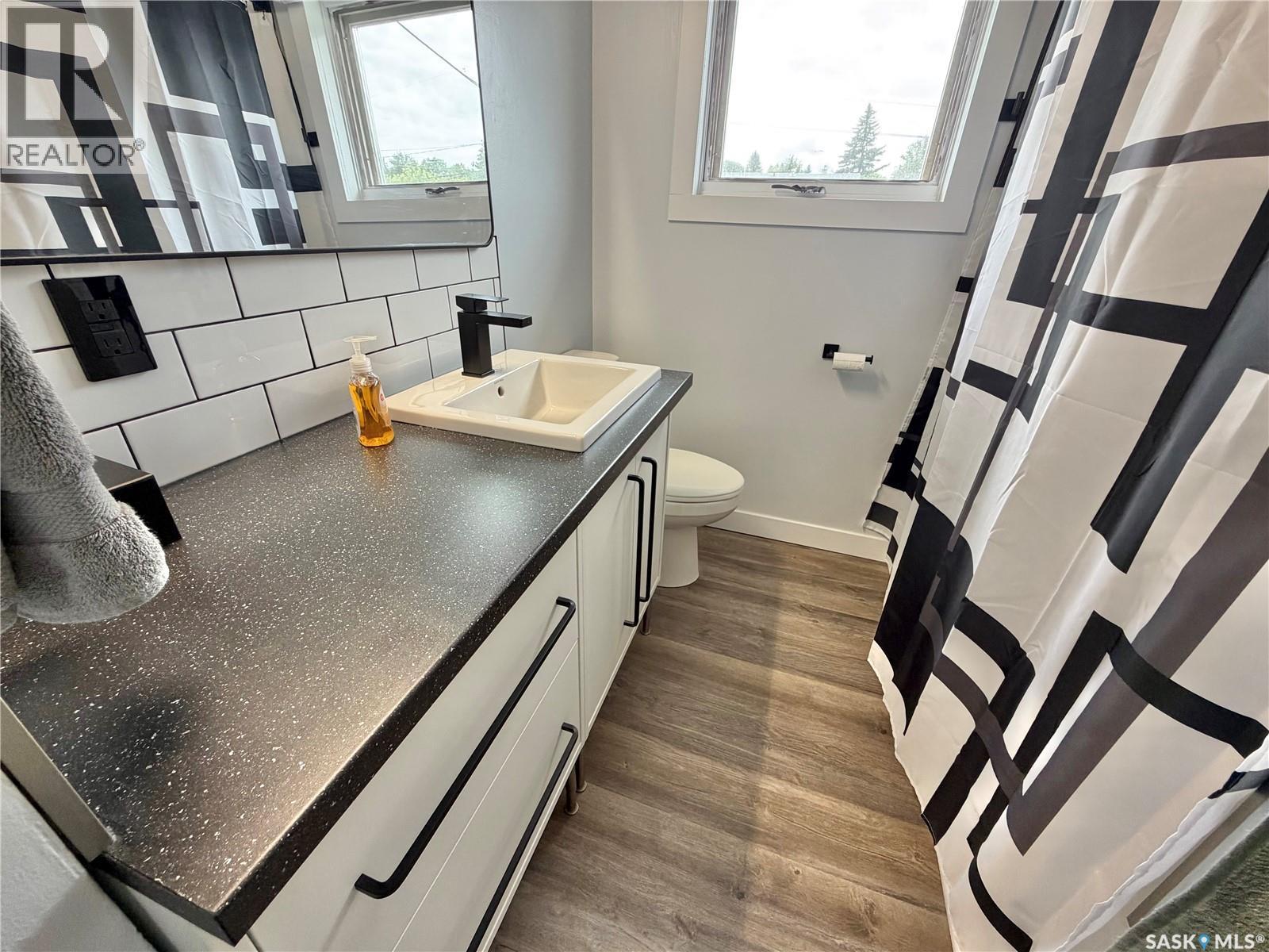 206 Third Avenue S, Yorkton, SK - Indoor