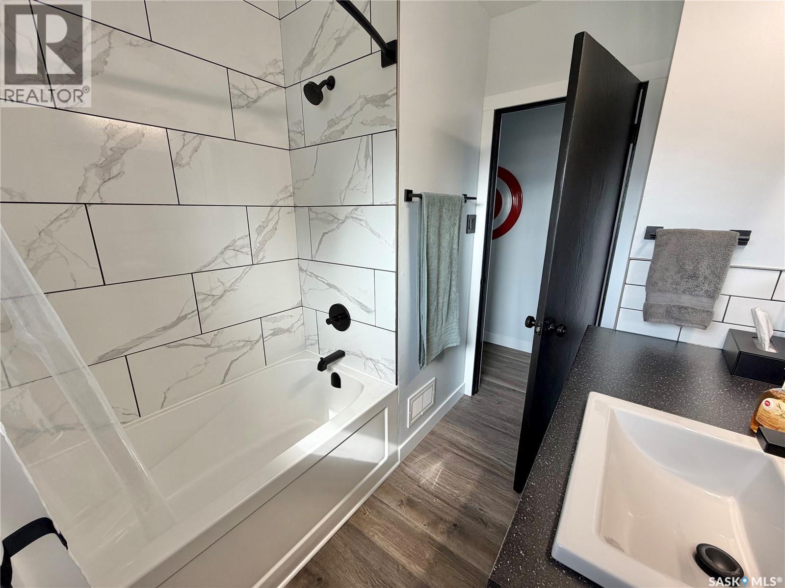 206 Third Avenue S, Yorkton, SK - Indoor Photo Showing Bathroom