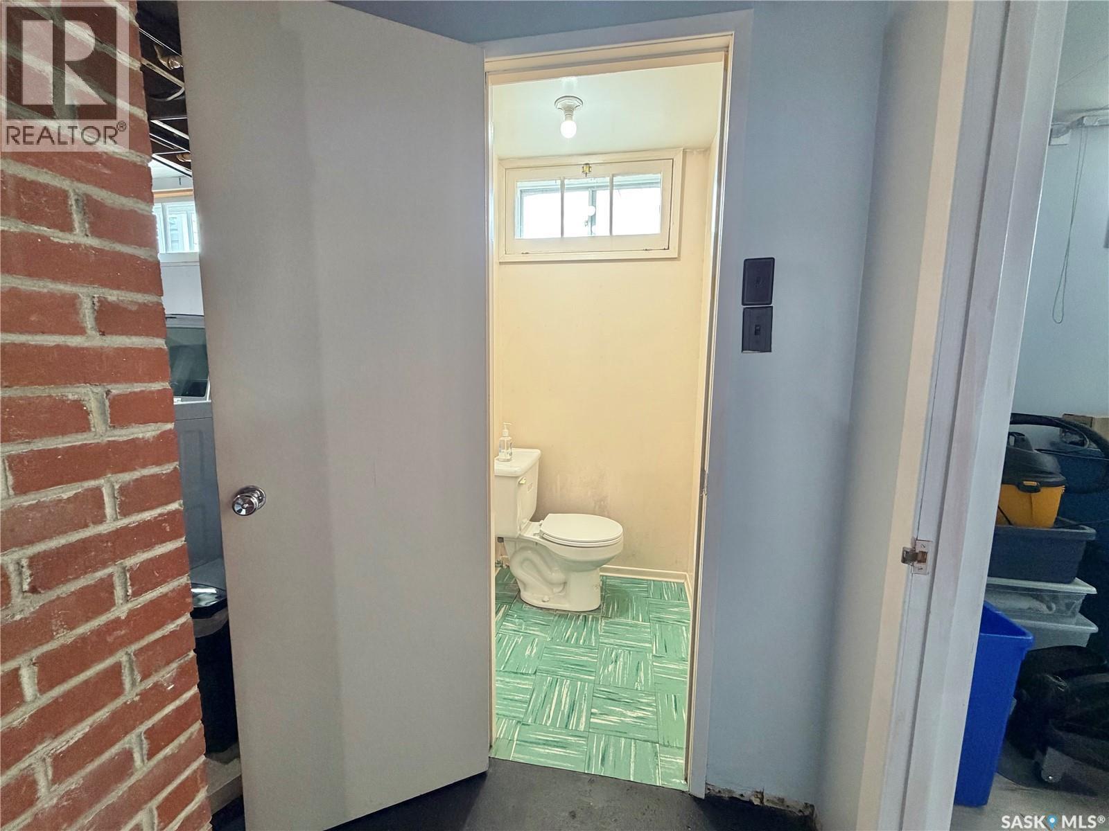 206 Third Avenue S, Yorkton, SK - Indoor Photo Showing Bathroom