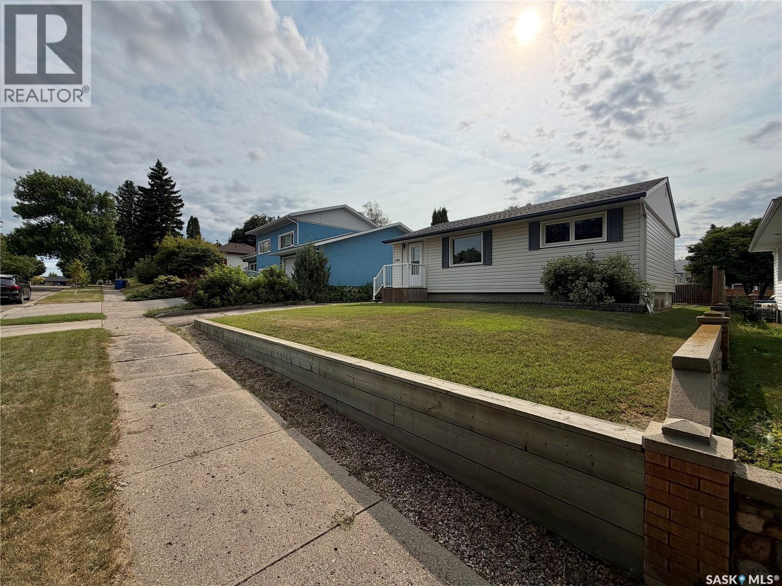206 Third Avenue S, Yorkton, SK - Outdoor