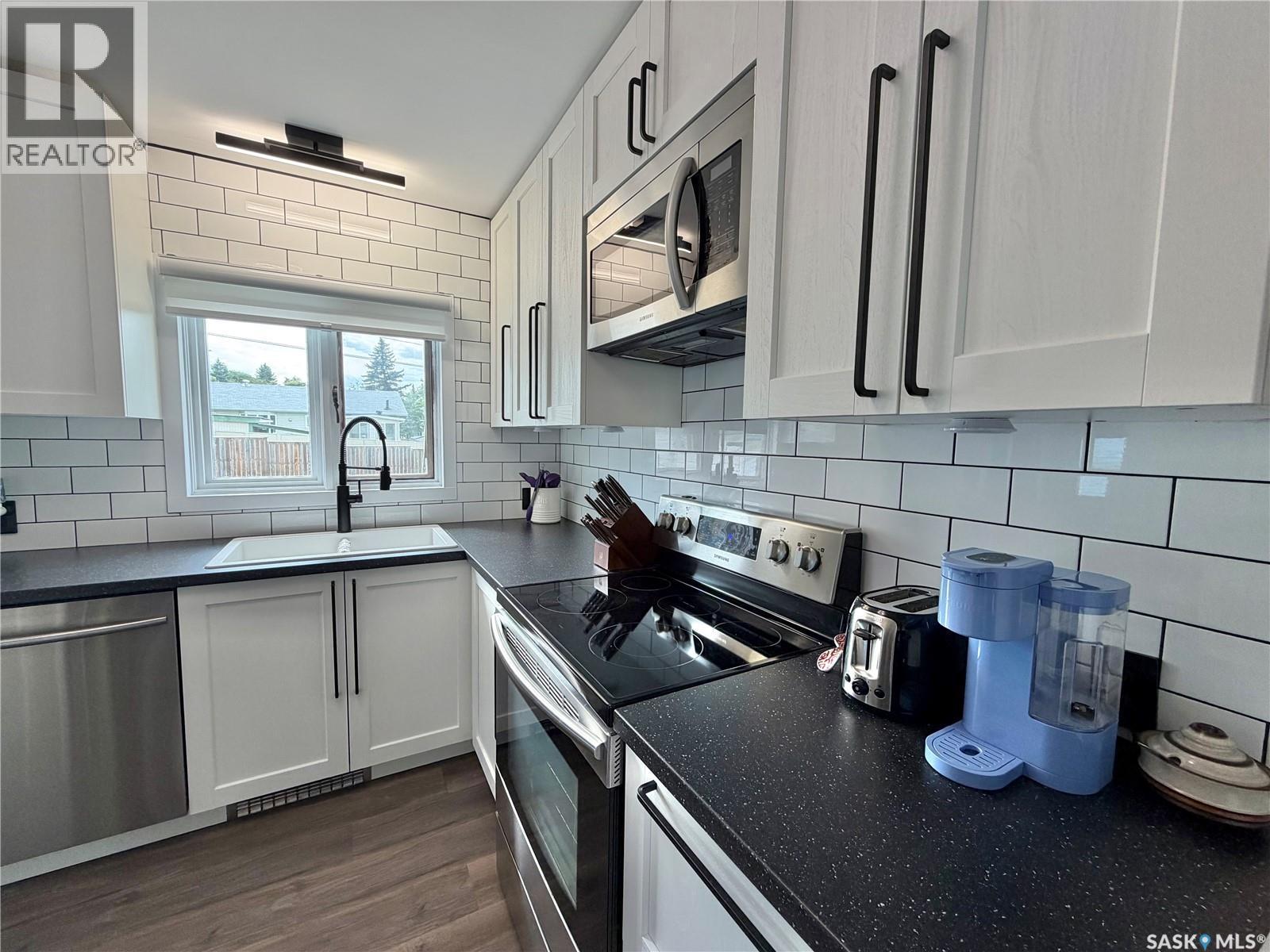 206 Third Avenue S, Yorkton, SK - Indoor Photo Showing Kitchen With Upgraded Kitchen