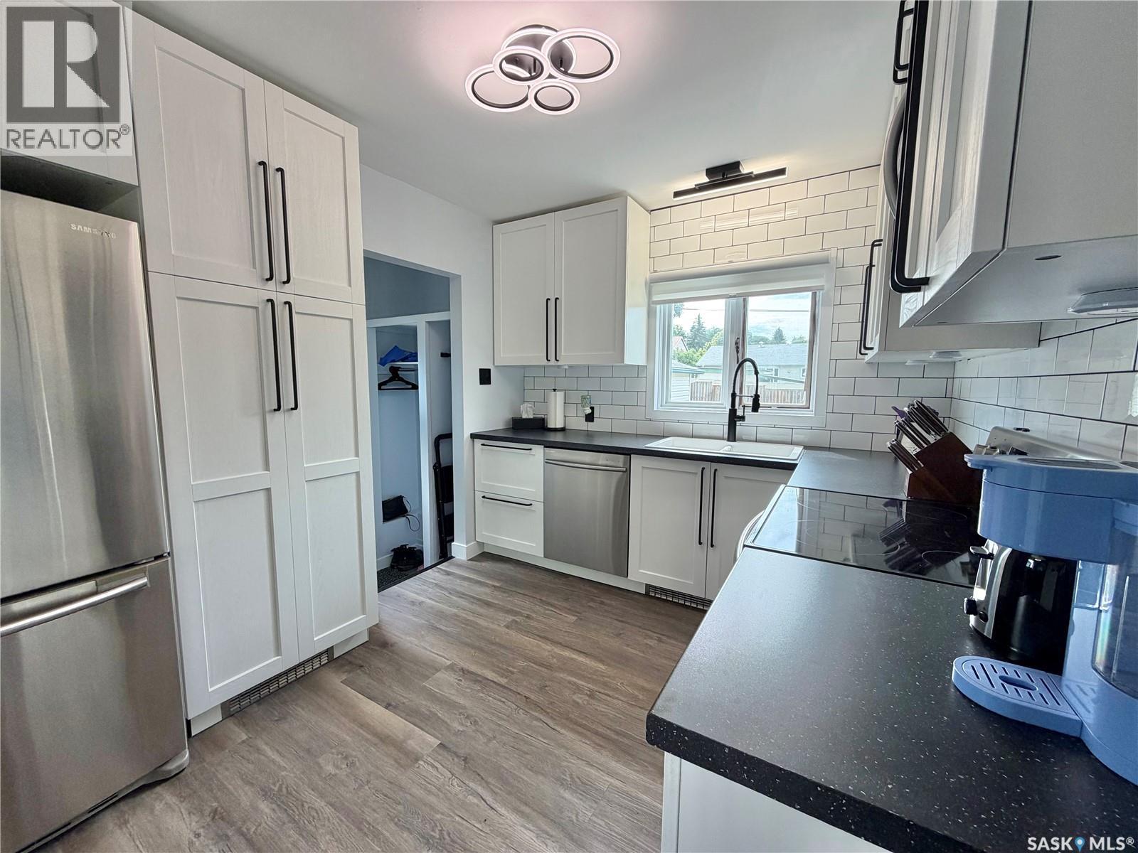 206 Third Avenue S, Yorkton, SK - Indoor Photo Showing Kitchen