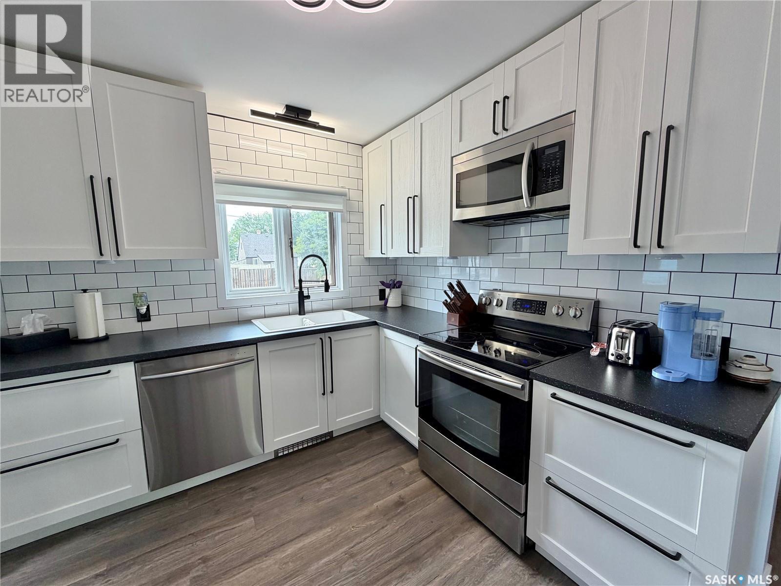 206 Third Avenue S, Yorkton, SK - Indoor Photo Showing Kitchen With Upgraded Kitchen