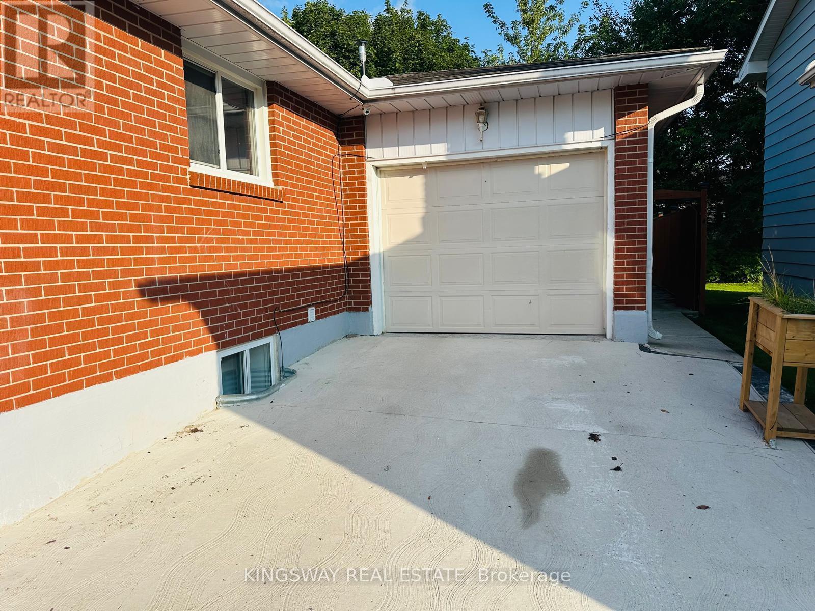 !!!!!!!!!!!!!!!!! LEGAL DUPLEX !!!!!!!!!!!!!!!!!! - 35 Silver Aspen Crescent, Kitchener, ON - Outdoor With Exterior
