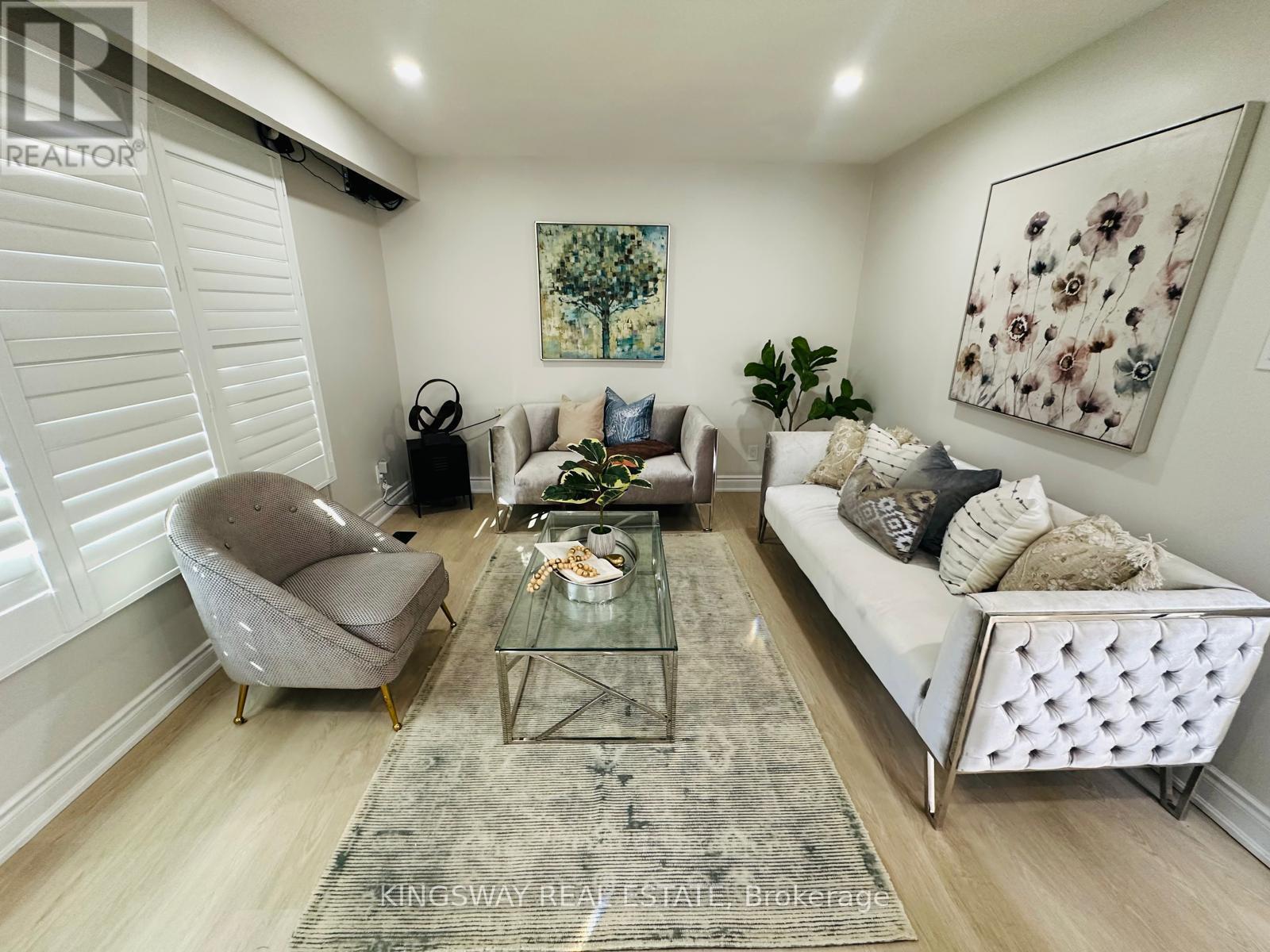 35 Silver Aspen Crescent, Kitchener, ON - Indoor Photo Showing Living Room