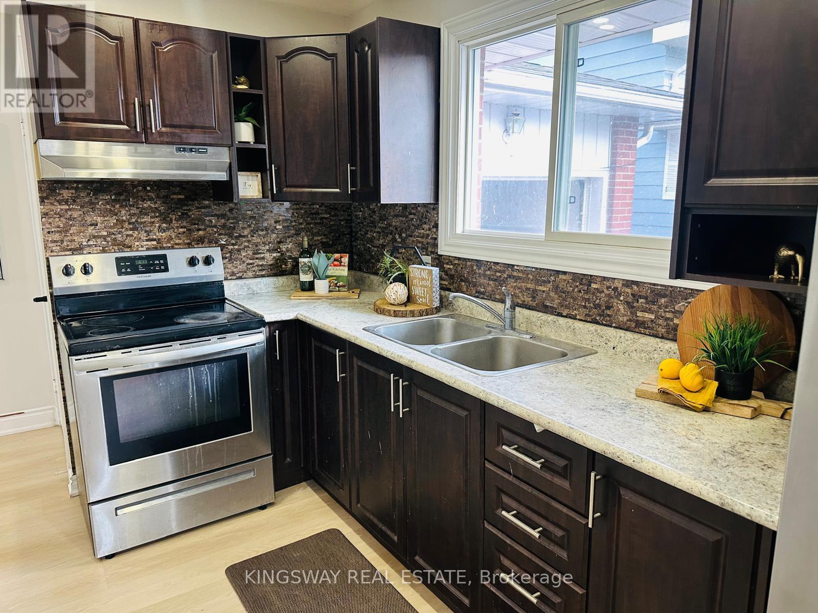 35 Silver Aspen Crescent, Kitchener, ON - Indoor Photo Showing Kitchen With Double Sink