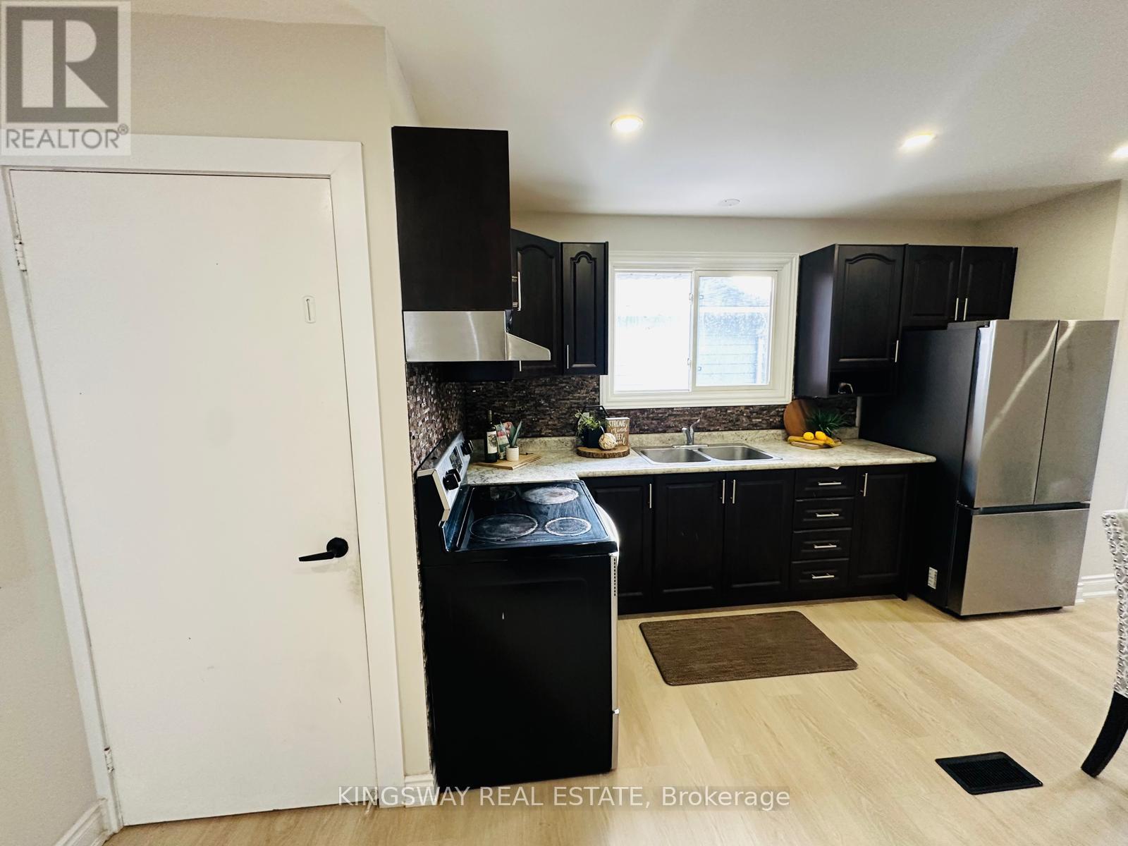 35 Silver Aspen Crescent, Kitchener, ON - Indoor Photo Showing Kitchen With Double Sink