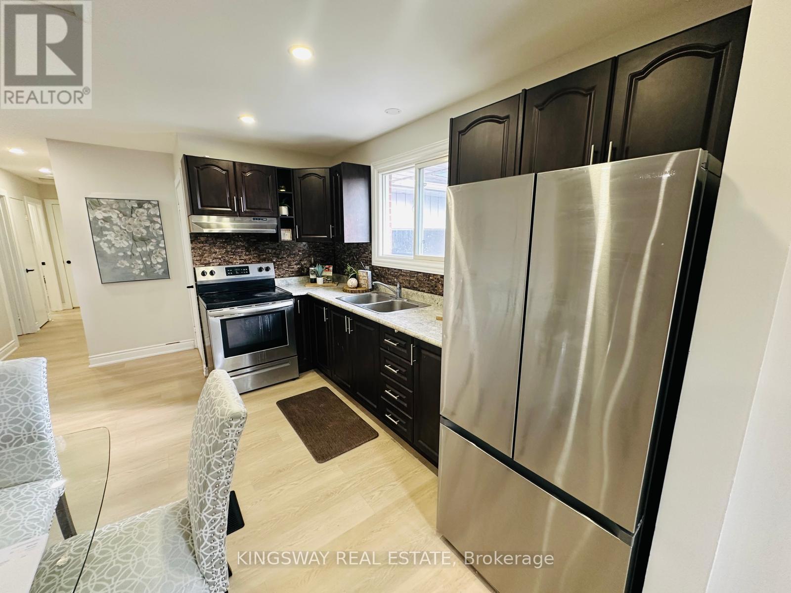 35 Silver Aspen Crescent, Kitchener, ON - Indoor Photo Showing Kitchen With Double Sink