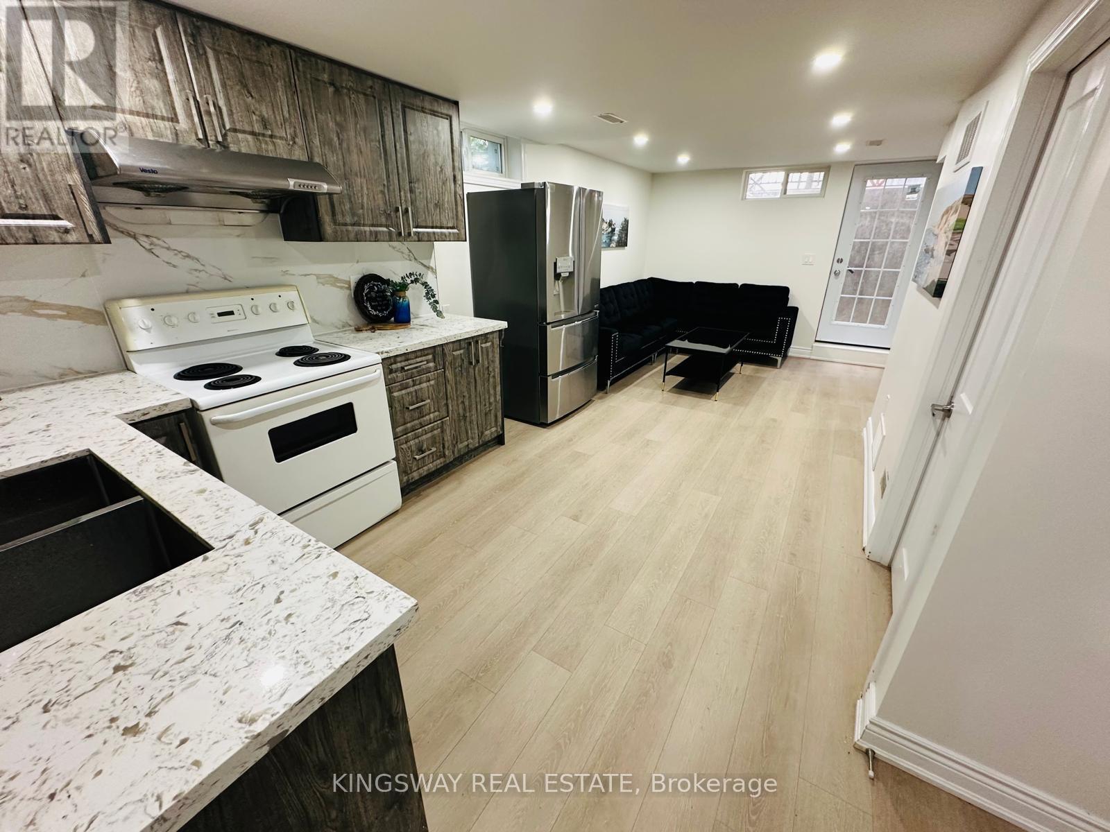 35 Silver Aspen Crescent, Kitchener, ON - Indoor Photo Showing Kitchen