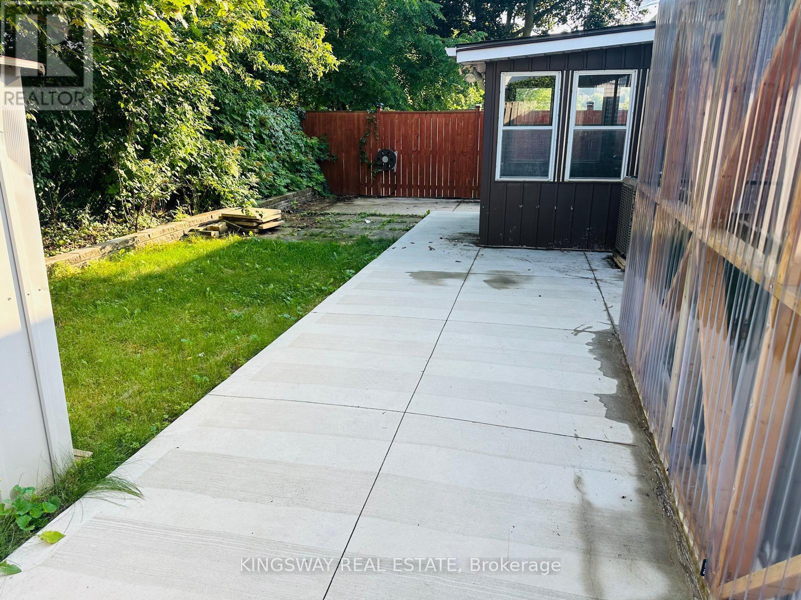 35 Silver Aspen Crescent, Kitchener, ON - Outdoor