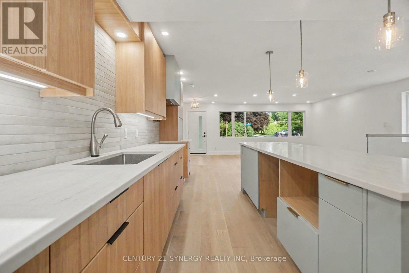 2238 Utah Street, Ottawa, ON - Indoor Photo Showing Kitchen With Upgraded Kitchen