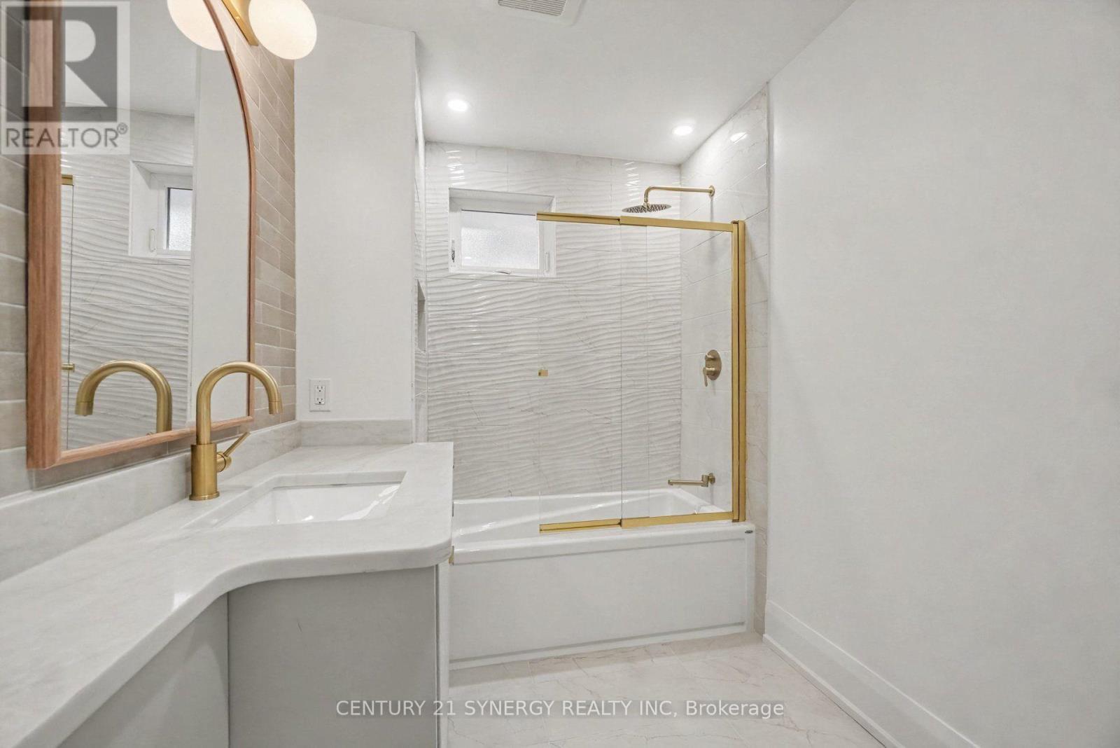 4 piece Bathroom on the main - 2238 Utah Street, Ottawa, ON - Indoor Photo Showing Bathroom