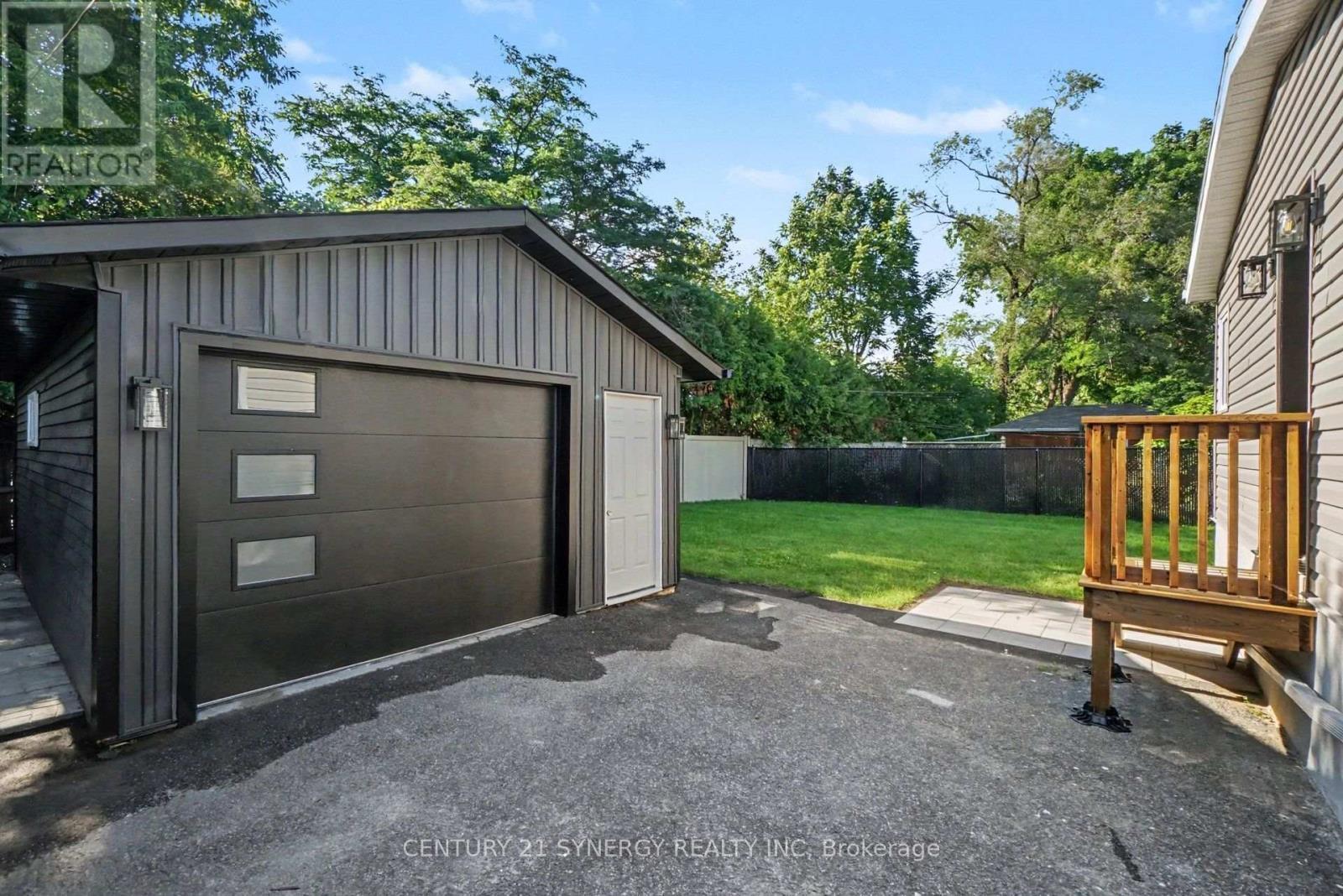 Oversized Detached garage with opener - 2238 Utah Street, Ottawa, ON - Outdoor