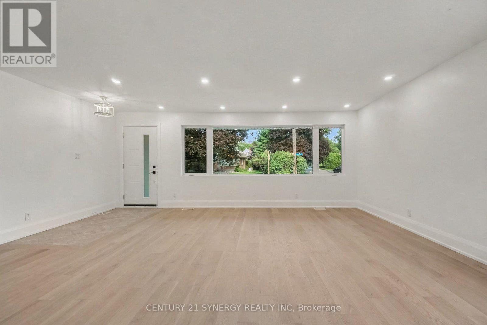 Tons of natural light and large Windows - 2238 Utah Street, Ottawa, ON - Indoor Photo Showing Other Room