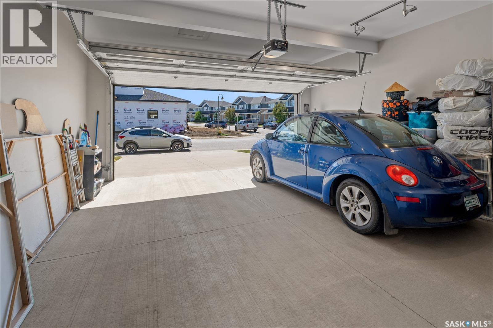1231 Pringle Way, Saskatoon, SK - Indoor Photo Showing Garage