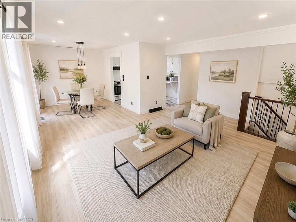 84 Elgar Avenue, Hamilton, ON - Indoor Photo Showing Living Room