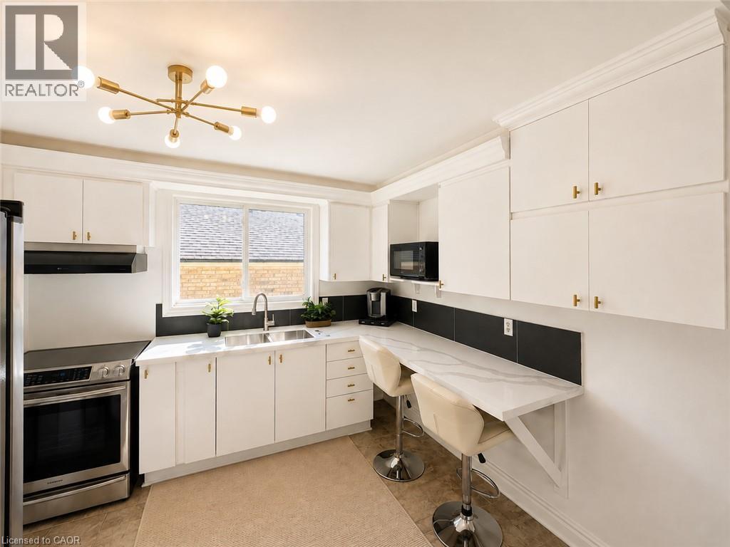 84 Elgar Avenue, Hamilton, ON - Indoor Photo Showing Kitchen