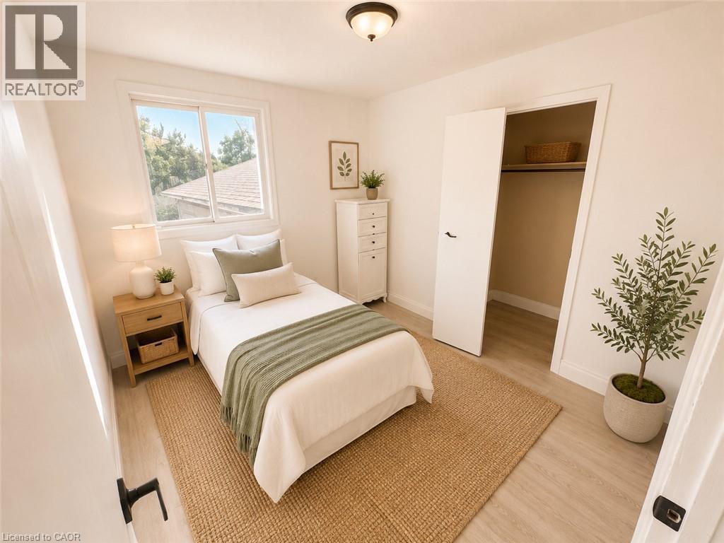 84 Elgar Avenue, Hamilton, ON - Indoor Photo Showing Bedroom