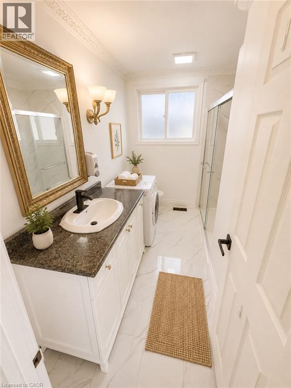 84 Elgar Avenue, Hamilton, ON - Indoor Photo Showing Bathroom