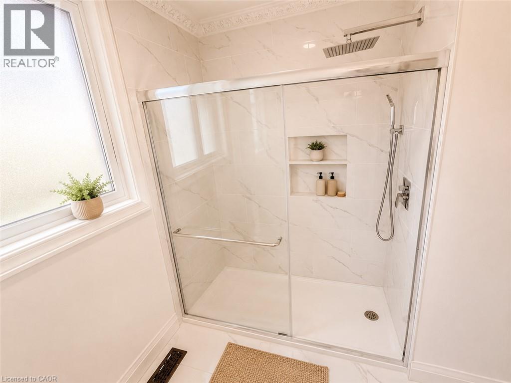 84 Elgar Avenue, Hamilton, ON - Indoor Photo Showing Bathroom