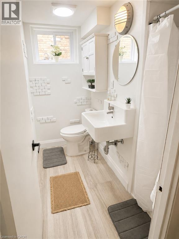 84 Elgar Avenue, Hamilton, ON - Indoor Photo Showing Bathroom