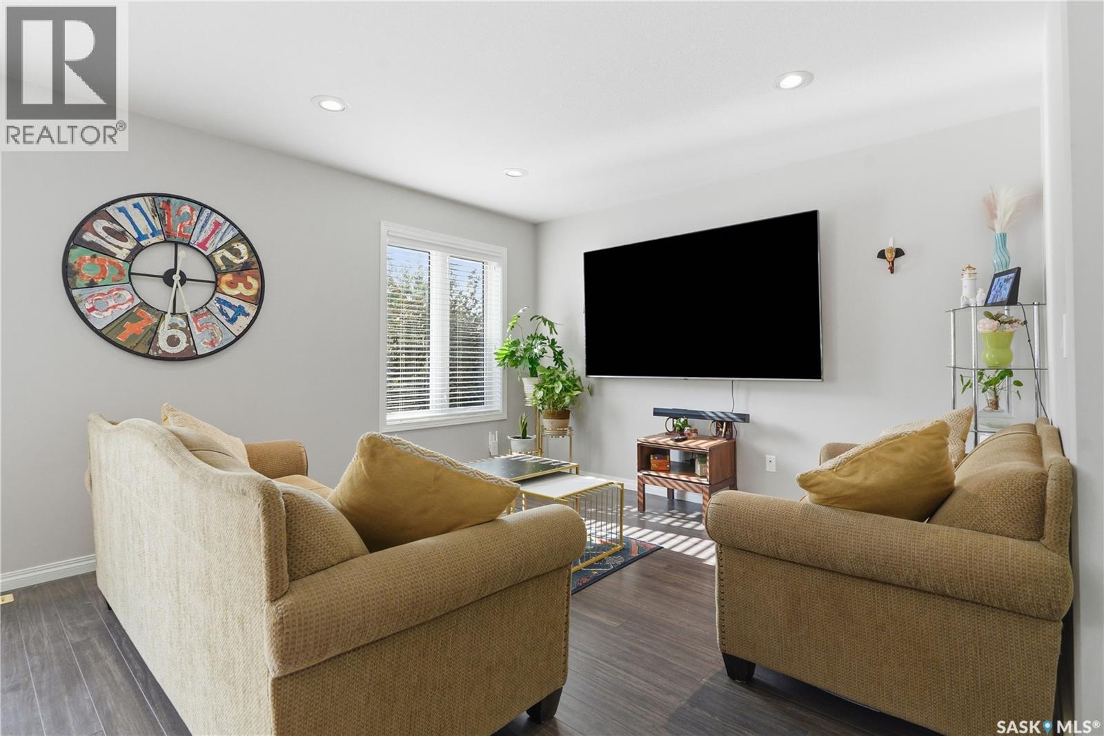 14 502 Rempel Manor, Saskatoon, SK - Indoor Photo Showing Living Room