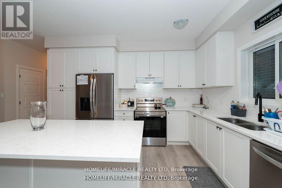 139 Siebert Avenue, Kitchener, ON - Indoor Photo Showing Kitchen With Double Sink With Upgraded Kitchen