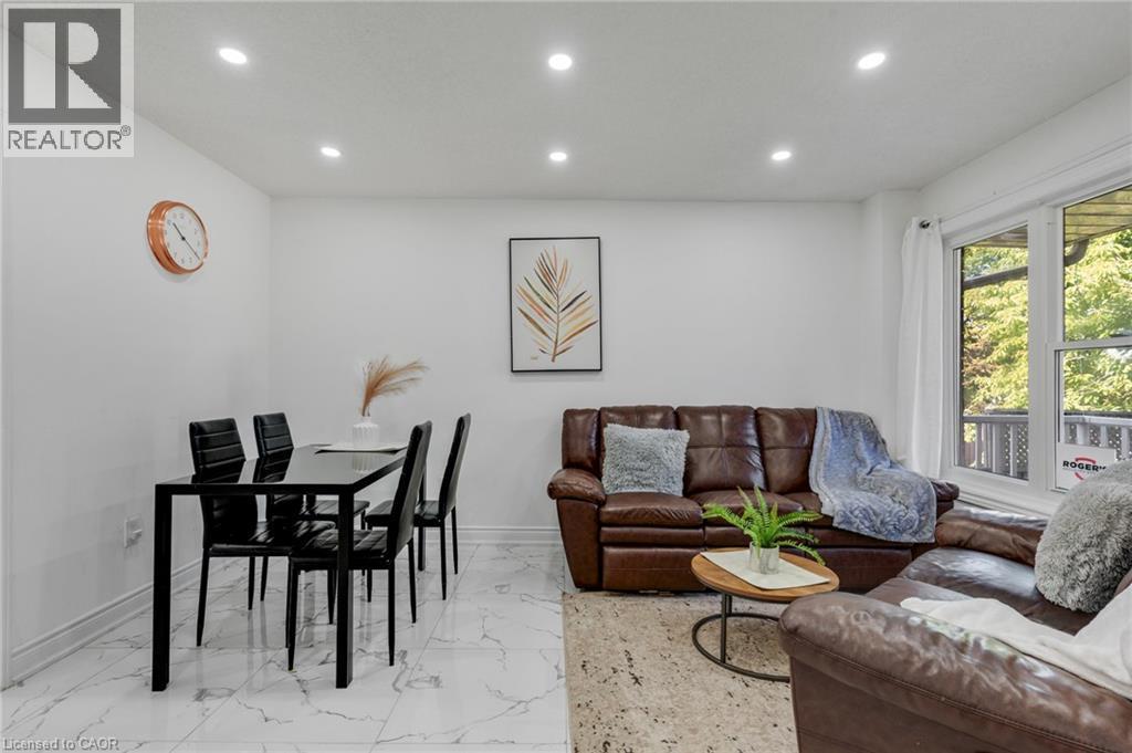 100 Anglerock Drive, Cambridge, ON - Indoor Photo Showing Living Room