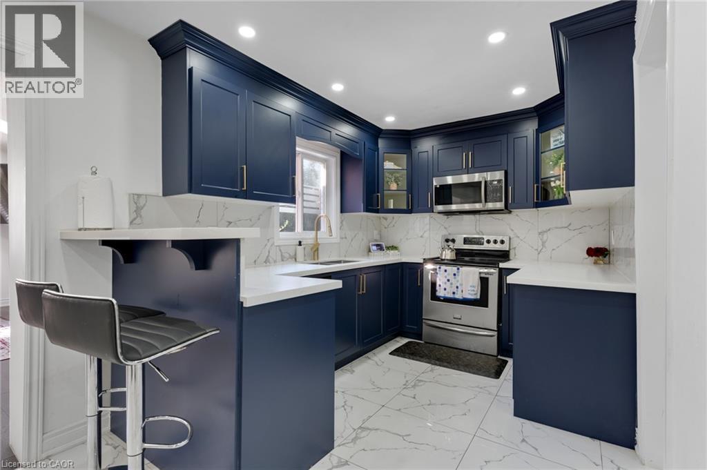 100 Anglerock Drive, Cambridge, ON - Indoor Photo Showing Kitchen With Upgraded Kitchen