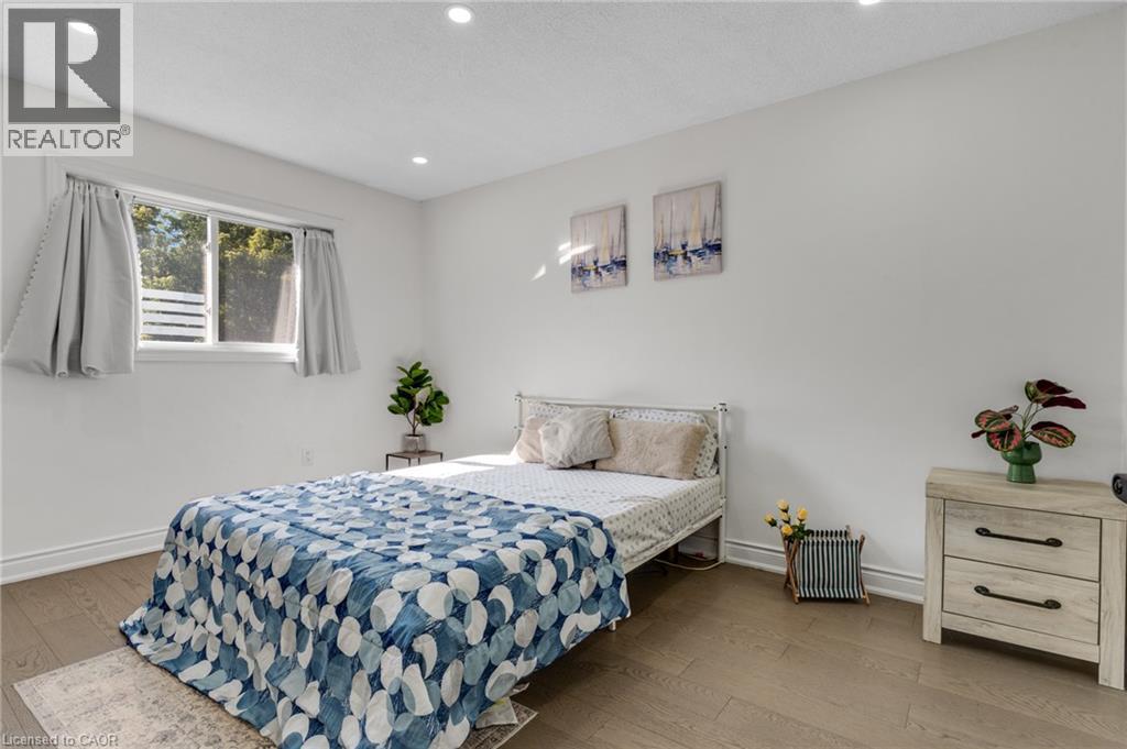 100 Anglerock Drive, Cambridge, ON - Indoor Photo Showing Bedroom