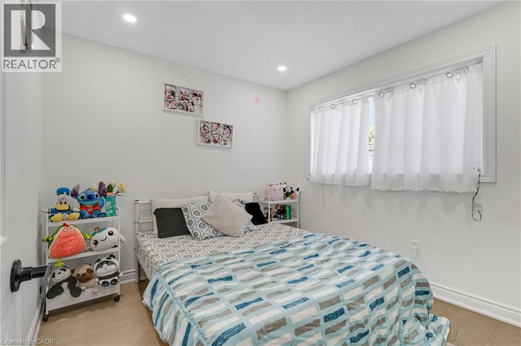 100 Anglerock Drive, Cambridge, ON - Indoor Photo Showing Bedroom